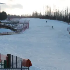 Gdzie na narty blisko Łodzi? Odkryj najlepsze stacje narciarskie