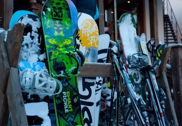 Jaki snowboard dla początkujących? Wybierz idealną deskę bez błędów