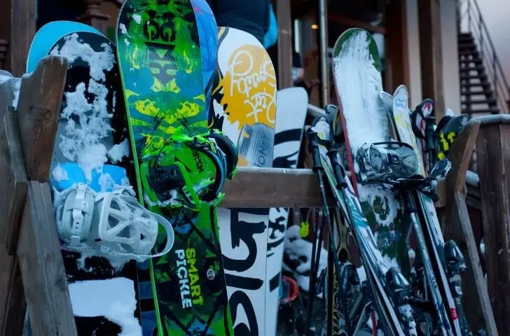 Jaki snowboard dla początkujących? Wybierz idealną deskę bez błędów