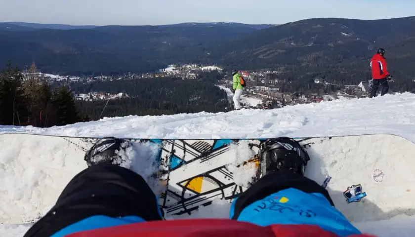 Ile kosztuje lekcja jazdy na snowboardzie? Sprawdź ceny i porównaj!
