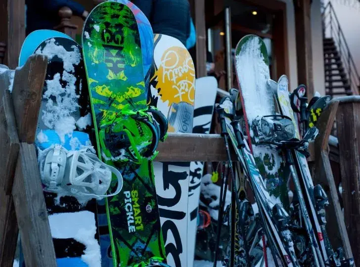 Jaki snowboard dla początkujących? Wybierz idealną deskę bez błędów
