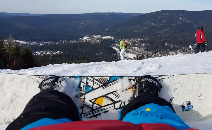 Ile kosztuje lekcja jazdy na snowboardzie? Sprawdź ceny i porównaj!