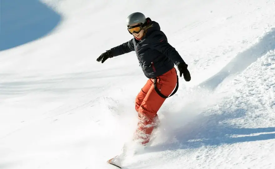 Co jest trudniejsze narty czy snowboard? Odkryj, co warto wiedzieć