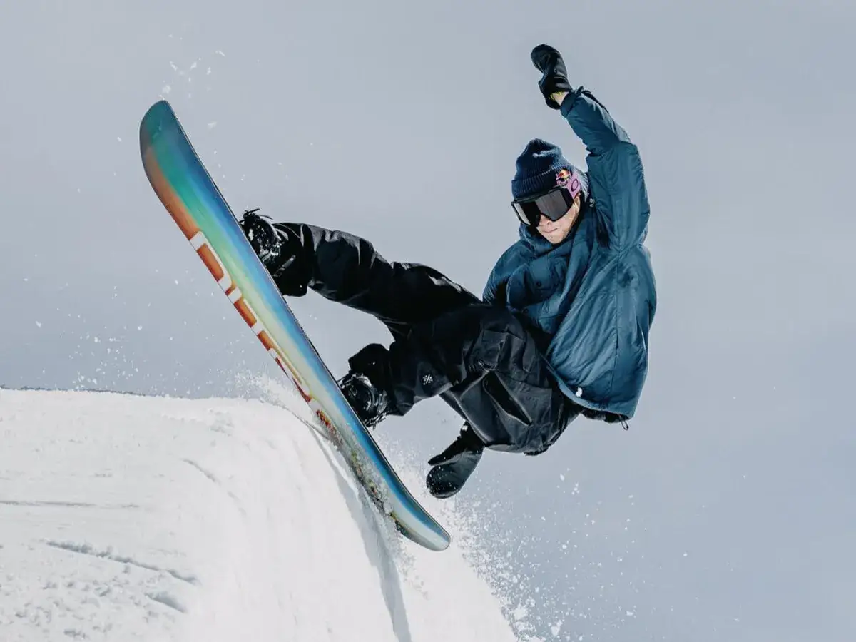 Zdjęcie Na czym polega snowboard? Poznaj tajniki i style tego sportu