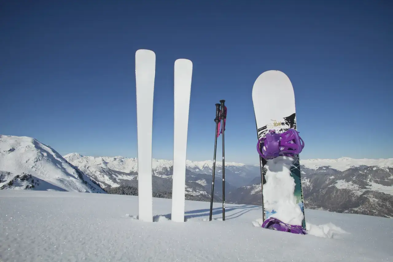 Zdjęcie Co jest trudniejsze narty czy snowboard? Odkryj, co warto wiedzieć