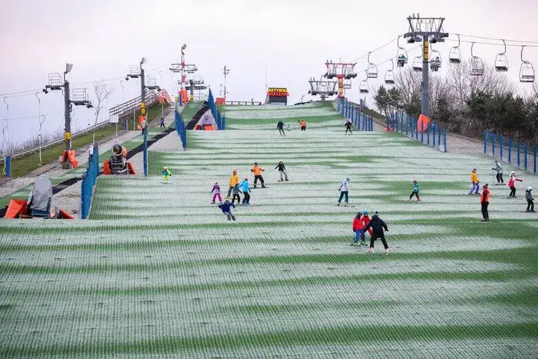 Zdjęcie Gdzie można jeździć na snowboardzie? Najlepsze stoki w Warszawie